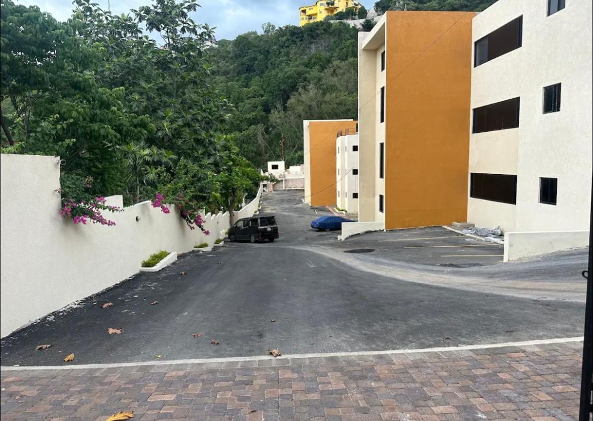 J Luxury Stay In Kingston Exterior photo