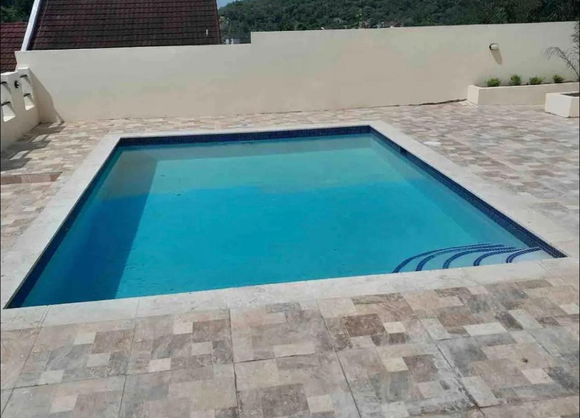 J Luxury Stay In Kingston Exterior photo