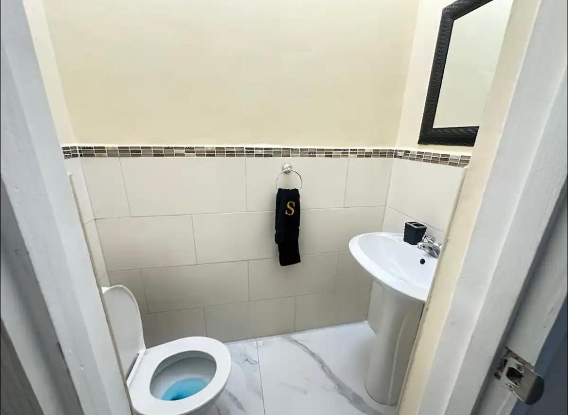 J Luxury Stay In Kingston Exterior photo